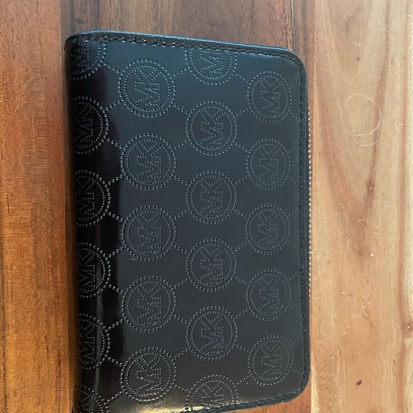 Michal Kors Zipper Wallet - Picture 7 of 7